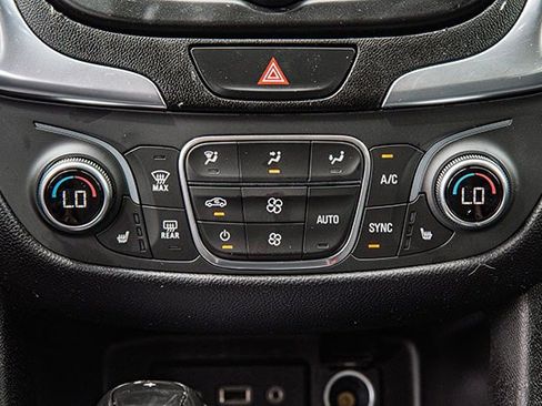 Used 2021 Chevrolet Equinox LT image 19