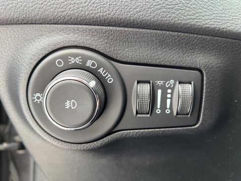 Certified 2021 Jeep Compass Latitude w/ Sun and Sound Group image 18