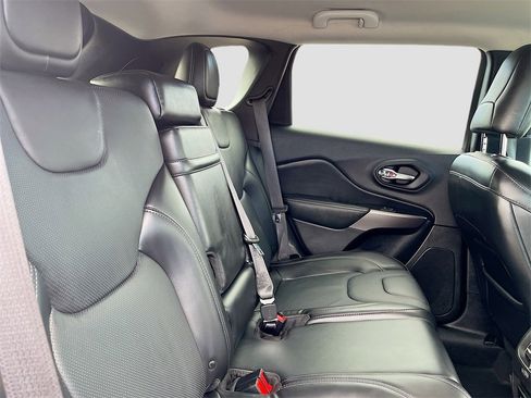 Used 2019 Jeep Cherokee Limited image 25