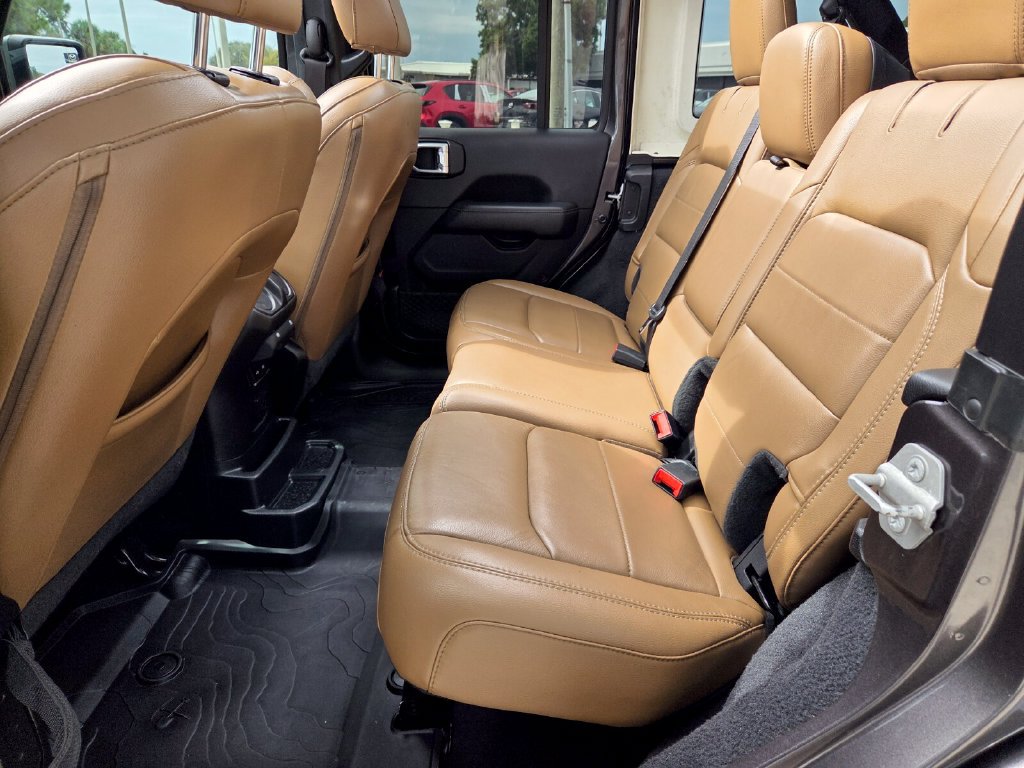 Used 2020 Jeep Wrangler Unlimited Sahara AWD/4WD image 8