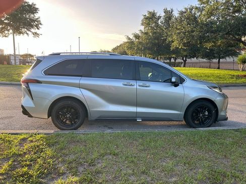 Used 2022 Toyota Sienna Limited FWD image 7