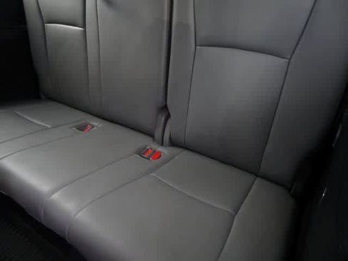 Used 2023 Toyota Highlander XLE image 9