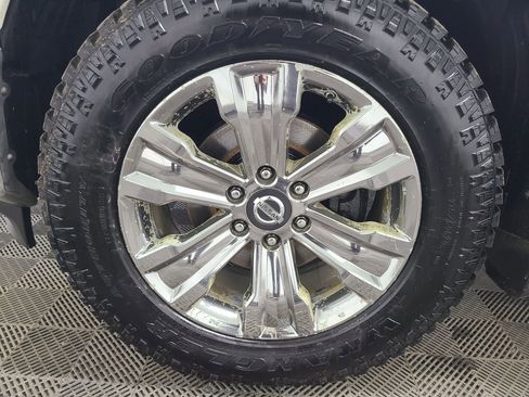 Used 2018 Nissan Titan SV w/ SV Convenience Package AWD/4WD image 16