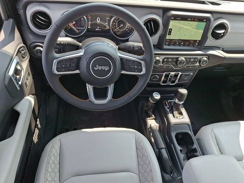 Used 2023 Jeep Gladiator Overland AWD/4WD image 11