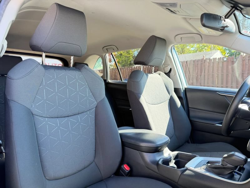 Used 2021 Toyota RAV4 XLE AWD/4WD image 32
