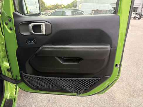 Used 2019 Jeep Wrangler Unlimited Sahara AWD/4WD image 13