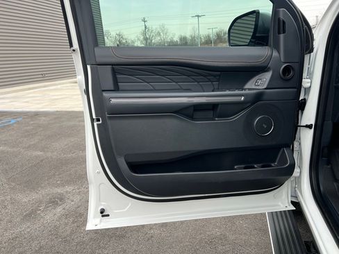 Used 2024 Ford Expedition Platinum image 12