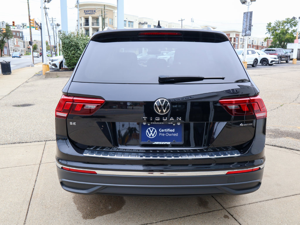 Used 2024 Volkswagen Tiguan SE w/ Panoramic Sunroof Package AWD/4WD image 4