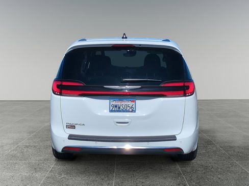 Used 2024 Chrysler Pacifica Touring FWD image 4