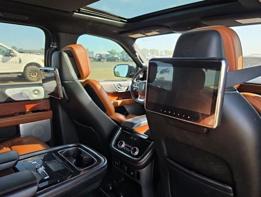 Used 2018 Lincoln Navigator Reserve w/ Technology Package AWD/4WD image 9
