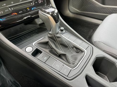 Used 2025 Volkswagen Jetta SE image 40