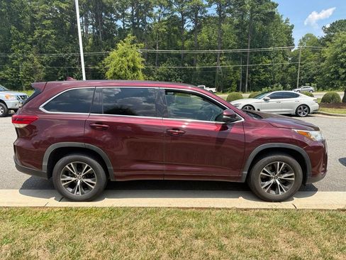 Used 2017 Toyota Highlander Plus FWD image 3