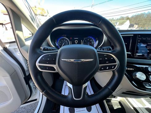 Used 2018 Chrysler Pacifica Touring-L w/ Advanced Safetytec Group image 10