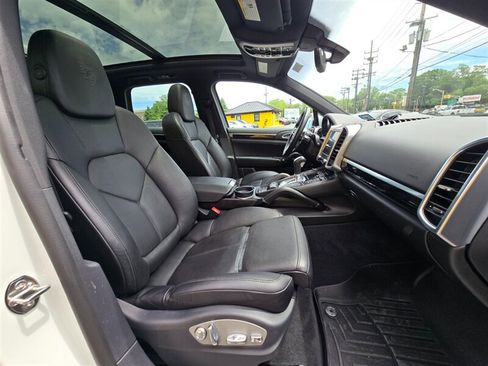 Used 2018 Porsche Cayenne S Platinum AWD/4WD image 19