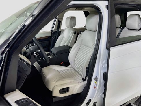 Used 2025 Land Rover Discovery Dynamic SE AWD/4WD image 14