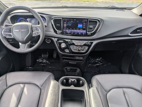 Used 2025 Chrysler Pacifica Select FWD image 15