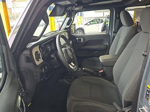 Used 2025 Jeep Wrangler Unlimited Sahara w/ Safety Group AWD/4WD image 2