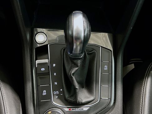 Used 2018 Volkswagen Tiguan SE w/ Panoramic Sunroof Package image 12