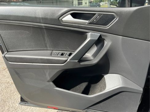 Used 2020 Volkswagen Tiguan SE image 18