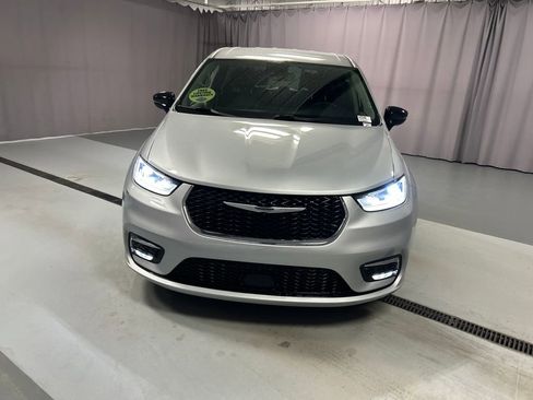 Used 2024 Chrysler Pacifica Touring-L image 2