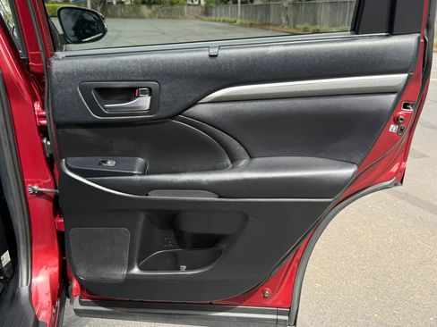 Used 2019 Toyota Highlander SE w/ Nightshade Edition image 30