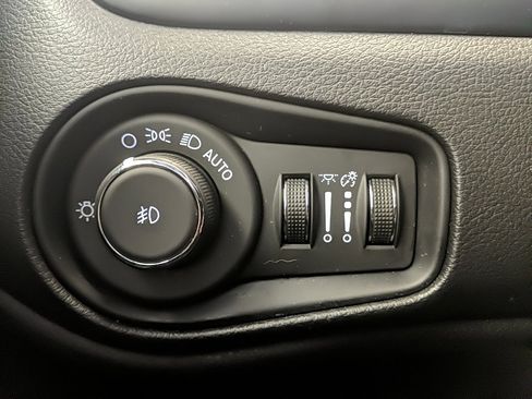 Used 2022 Jeep Renegade Latitude image 24