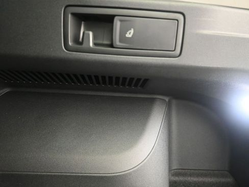 Certified 2025 Volkswagen Tiguan SE image 24