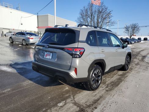 Used 2025 Subaru Forester Premium image 4