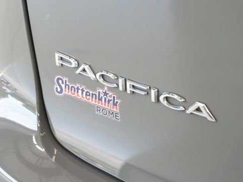 Used 2025 Chrysler Pacifica Select FWD image 28