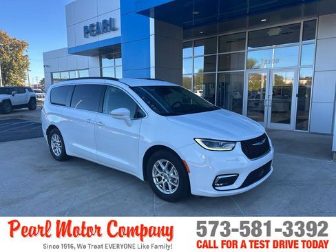 Used 2022 Chrysler Pacifica Touring-L image 1