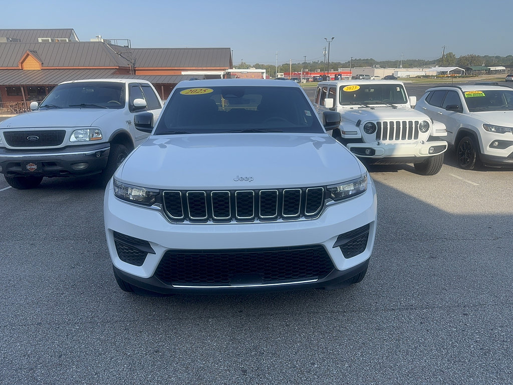 Used 2025 Jeep Grand Cherokee Laredo X w/ Luxury Tech Group I AWD/4WD image 2