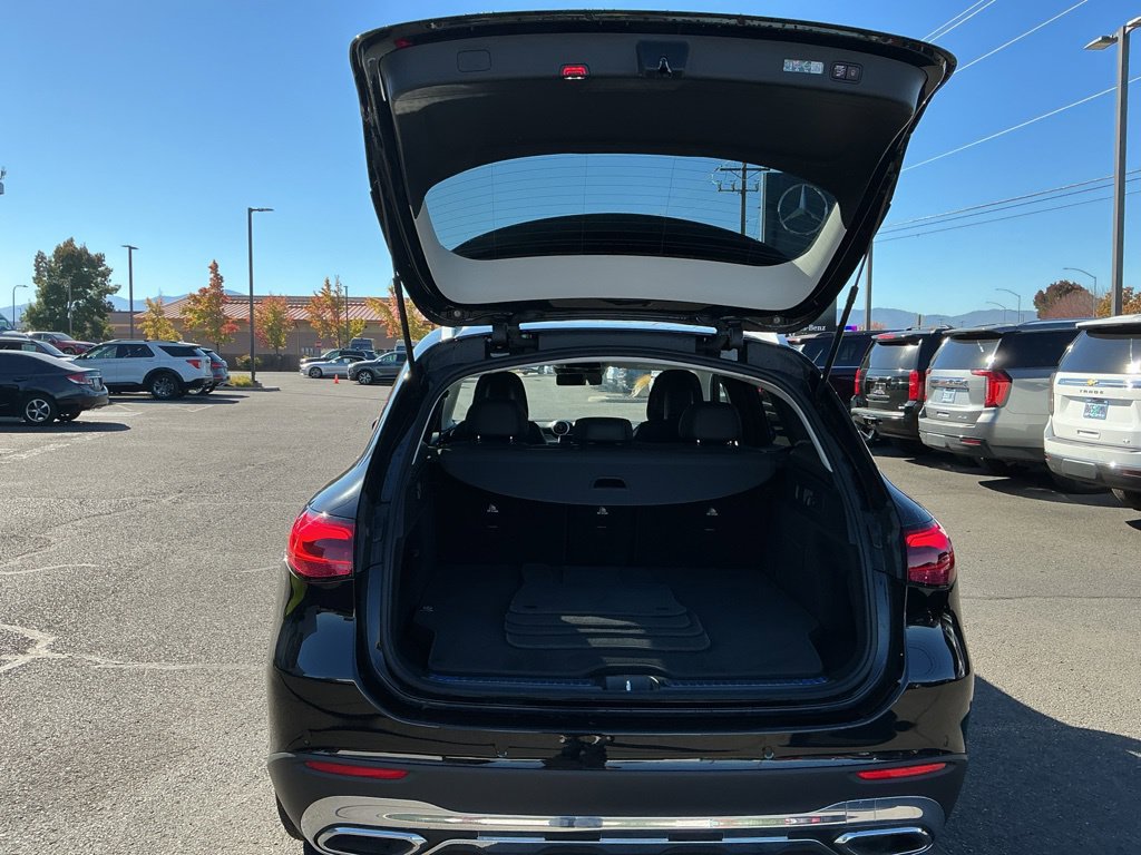 Used 2025 Mercedes-Benz GLC 350e 4MATIC w/ Driver Assistance Package image 28