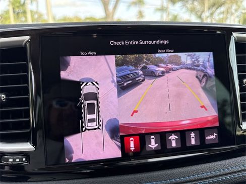 Used 2021 Chrysler Pacifica Touring-L image 17