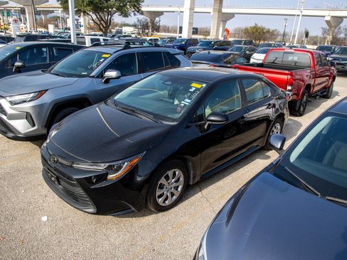 Used 2024 Toyota Corolla LE image 3