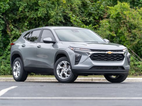 Used 2025 Chevrolet Trax LS w/ LS Convenience Package FWD image 2
