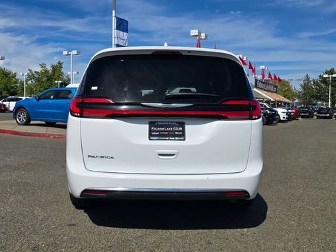 Certified 2022 Chrysler Pacifica Touring-L FWD image 5