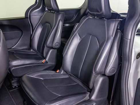 Used 2024 Chrysler Pacifica Limited FWD image 39