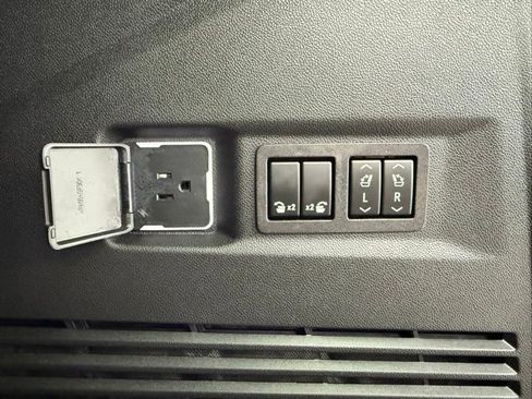 Used 2023 GMC Yukon Denali Ultimate AWD/4WD image 21
