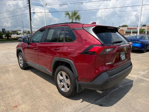 Used 2022 Toyota RAV4 XLE w/ Convenience Package FWD image 3