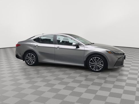 Used 2025 Toyota Camry XLE image 40