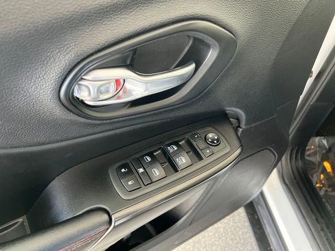 Used 2021 Jeep Cherokee Trailhawk image 13