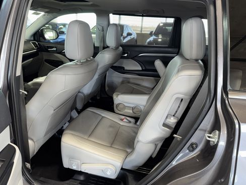 Used 2019 Toyota Highlander Limited w/ Phone Cable & Charge Package image 16