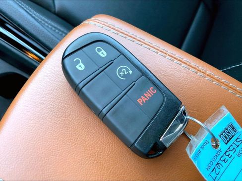 Used 2025 Jeep Compass Limited w/ Sun & Sound Group image 13