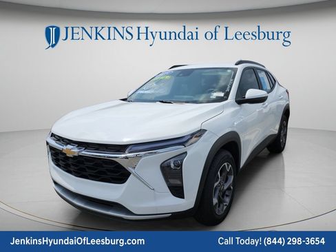 Used 2025 Chevrolet Trax LT w/ Driver Confidence Package FWD image 3