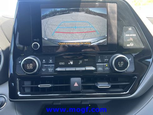 Used 2023 Toyota Highlander XLE image 7