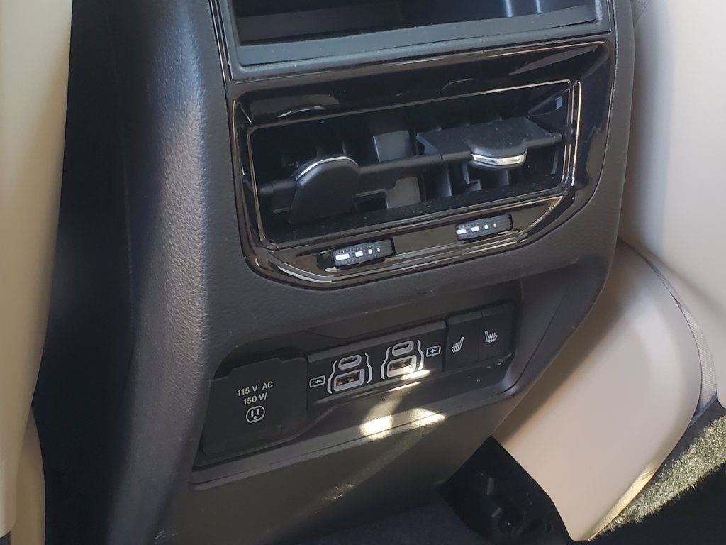 Used 2025 Jeep Grand Cherokee Limited w/ Luxury Tech Group II AWD/4WD image 30