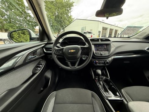 Used 2023 Chevrolet TrailBlazer LT FWD image 2