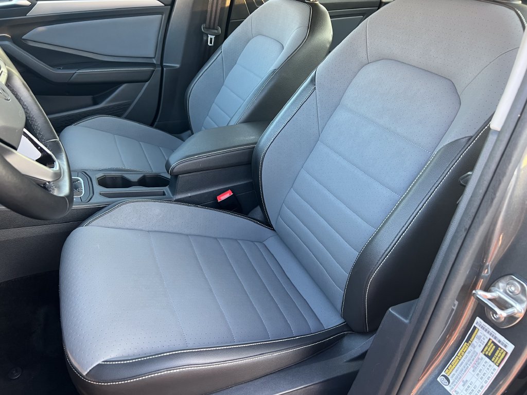 Used 2025 Volkswagen Jetta SE FWD image 11