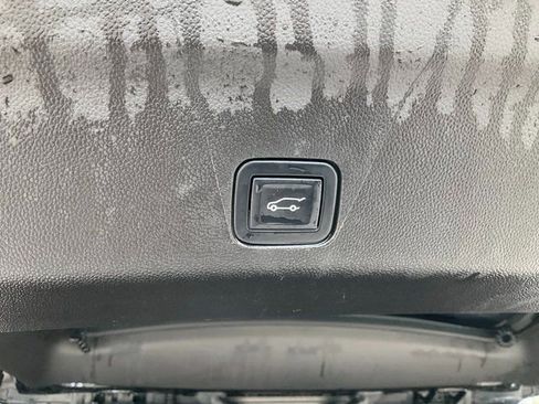 Used 2022 GMC Yukon XL SLT w/ SLT Premium Package image 19