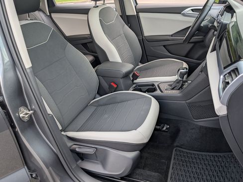 Used 2025 Volkswagen Taos SE w/ Panoramic Sunroof Package FWD image 21